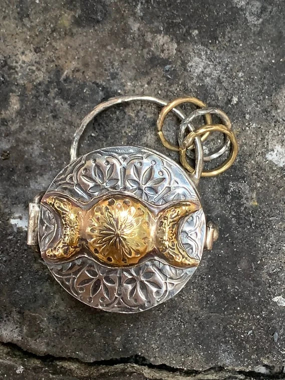 SoulNest™ Medaillon – Tragen Sie Ruhe, Selbstvertrauen und Ihre innere Kraft überall mit sich