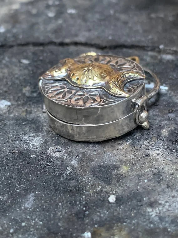 SoulNest™ Medaillon – Tragen Sie Ruhe, Selbstvertrauen und Ihre innere Kraft überall mit sich