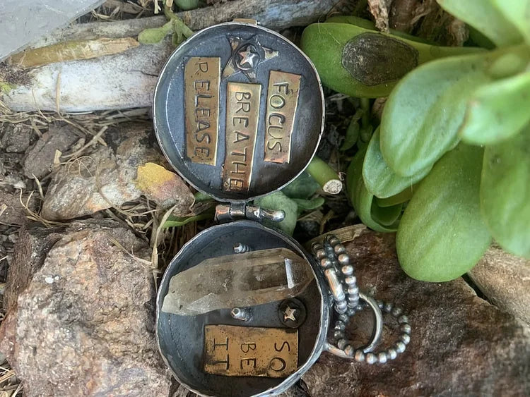 SoulNest™ Medaillon – Tragen Sie Ruhe, Selbstvertrauen und Ihre innere Kraft überall mit sich