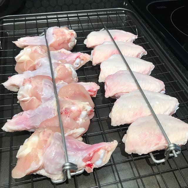 1+1 GRATIS | Wing Rails™ — Perfekte Grillflügel jedes Mal, mühelos